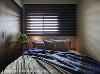 床头使用可以调节光线的斑马帘，光影配合着生活作息变化，让主卧更形雅致温馨。