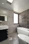 白色加浅灰色的搭配使得空间更加的大气，浴缸能让主人更加舒适的放松。