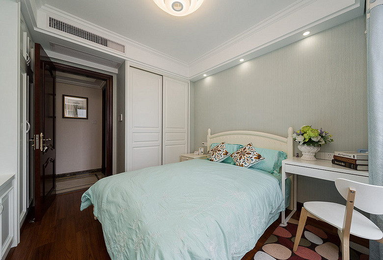 卧室图片来自家装大管家在130平欧式混搭3居 演绎舒适人居的分享