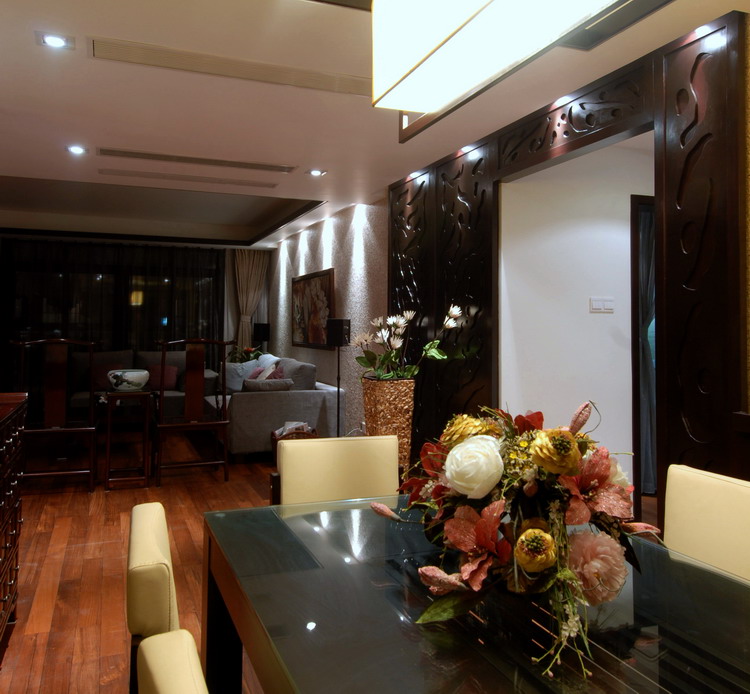 客厅图片来自西安峰光无限装饰在金地芙蓉世家-220㎡-后现代主义的分享