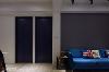 在灰色沙发墙的衬托下，饱和色沙发成为视觉亮点；主卧与次卧门片与之呼应，经烤漆和沟缝处理，创造出灰蓝色造型门。