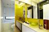 卫浴室使用立面茶镜将视觉效果延伸加大，让小坪数在镜面的层层照映中放大空间的宽敞感，并成功运用黄色油漆刷出活泼的空间表情。