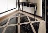 端景墙以黑镜框塑着编织皮革墙，格菱拼接的大理石地坪呼应着水晶吊灯，引出经典黑白的大器氛围。