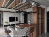设计师古振宏以胡桃木与铁件打造吊柜与展示空间，为客厅与餐厨场域间接订定使用范畴。