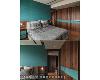 谢雅蓉设计师利用蓝色系做为空间用色，赋予大地色彩的卧室里摩登新意。