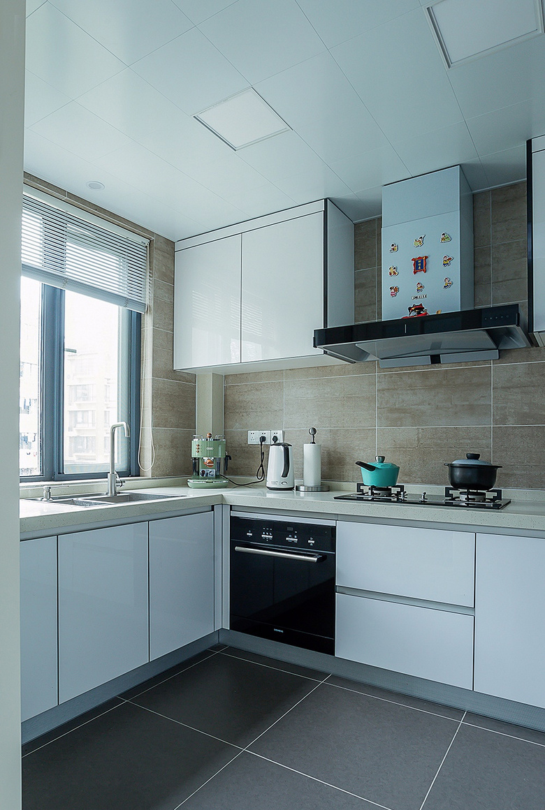 厨房图片来自家装大管家在心灵避风港 105平现代淡雅3居室的分享