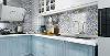 【融科天域-厨房】武汉整装装修厨房的墙壁采用印花瓷砖铺贴，蓝色得橱柜，白色的厨面，
给人以舒适的感觉。