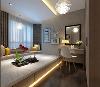 【金地天悦-卧室】武汉室内装修空间以原木材质为主要设计，曲线壁纸让空间更有线条感，视觉效果更佳。