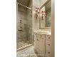 古典元素同样展现在卫浴空间上，藉由大理石材、线板及框镜，让华美质韵弥漫其中。