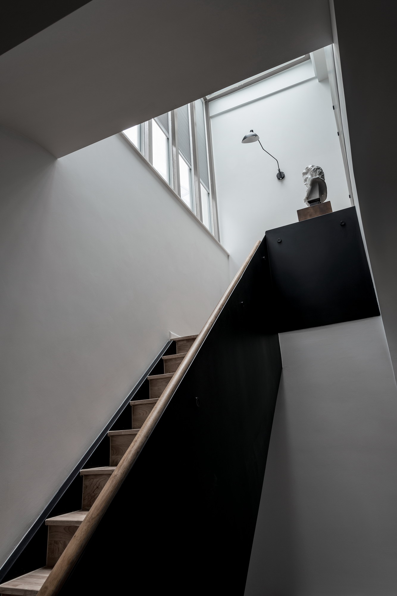 别墅 简约 楼梯图片来自谢辉室内定制设计服务机构在稳稳的幸福的分享