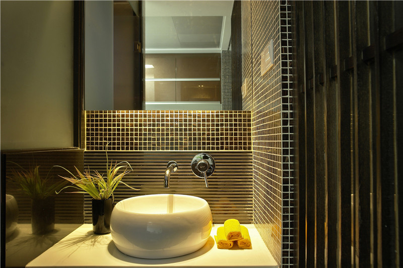 三居 卫生间图片来自金煌装饰有限公司在130平米现代简约风格的分享