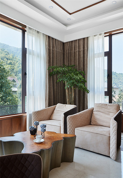 客厅图片来自家装大管家在168平新中式4居 温馨轻松风情的分享