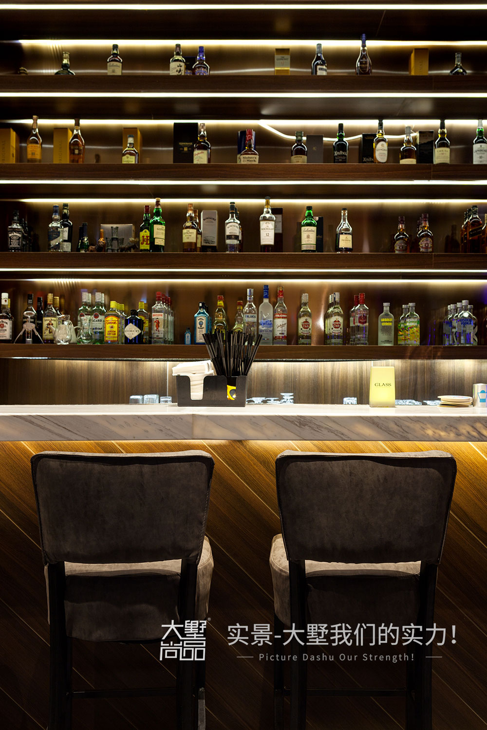 半弧形的吧台一目了然,内嵌式酒柜有着丰富多样的藏酒,让来酒吧消费的