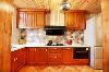 实木的厨柜有着美式风格所需要的厚重感，彩色的小花砖片，是美式风格厨房不二的选择
