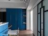 柜体门片延续客厅的蓝，挑高至顶的收纳柜佐以层板作多元收纳设计。