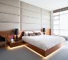 卧室柔软舒适，由于覆盖墙壁至天花板的巨大的软床头板。漫反射的间接光从床和夜床下发出，向大气增添神秘感。