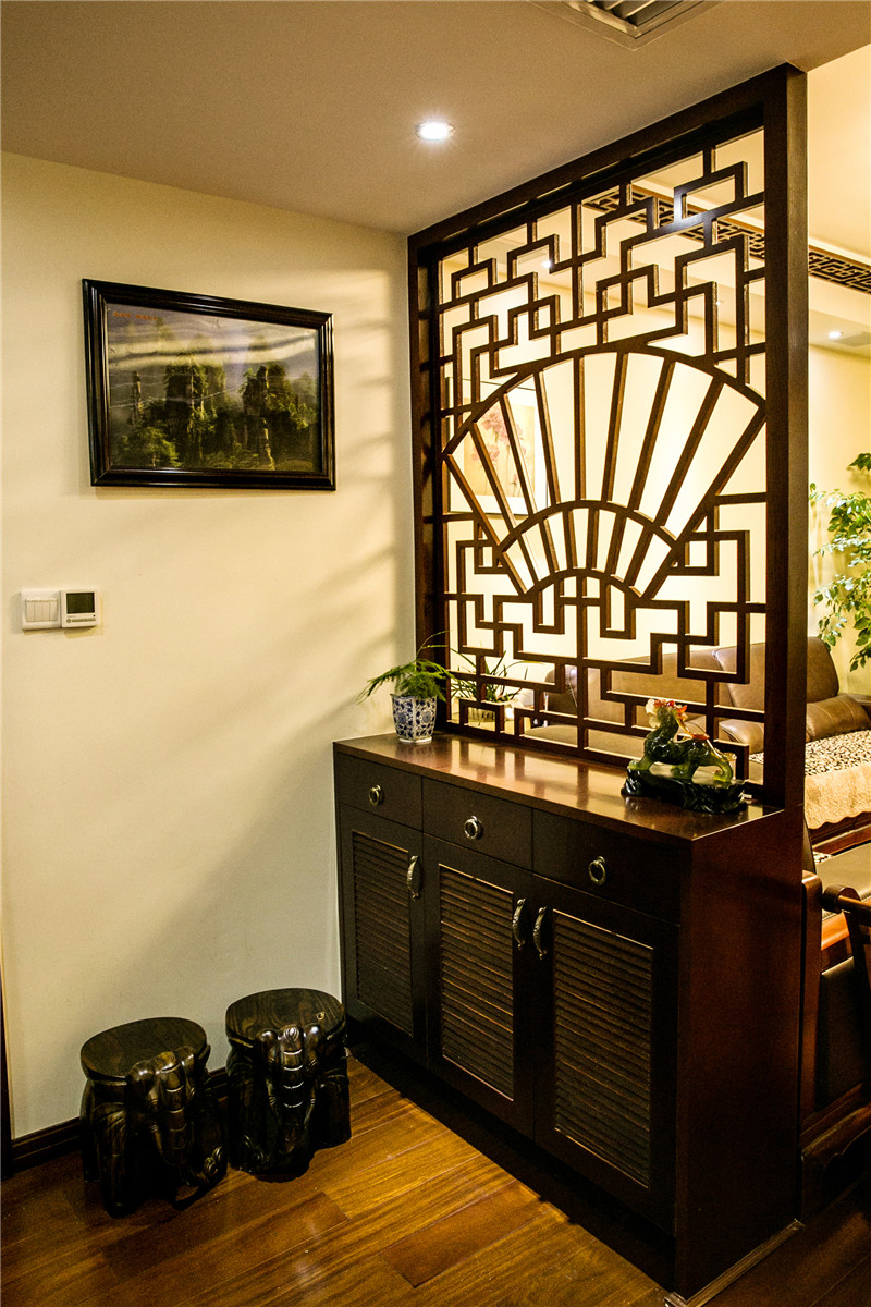 三居 玄关图片来自金煌装饰有限公司在不过时的传统中式风格的分享
