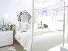 在您的客卧室拥有白色主题是让客房感觉简单清新的关键。选择浅色木制家具。这样做将进一步增强简单的装饰。同样，考虑在墙上添加镜子。