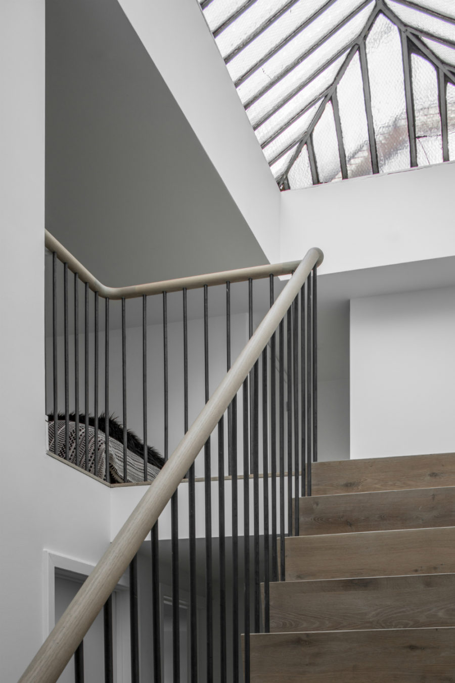 简约 楼梯图片来自三好同创装饰公司在灰色风格公寓的分享