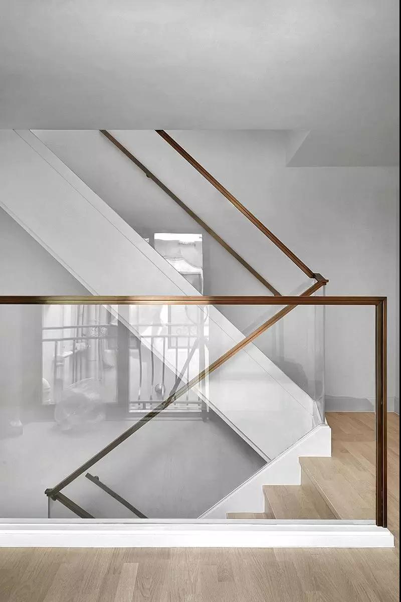 楼梯图片来自圣奇凯尚室内设计工作室在龙樾华府案例的分享