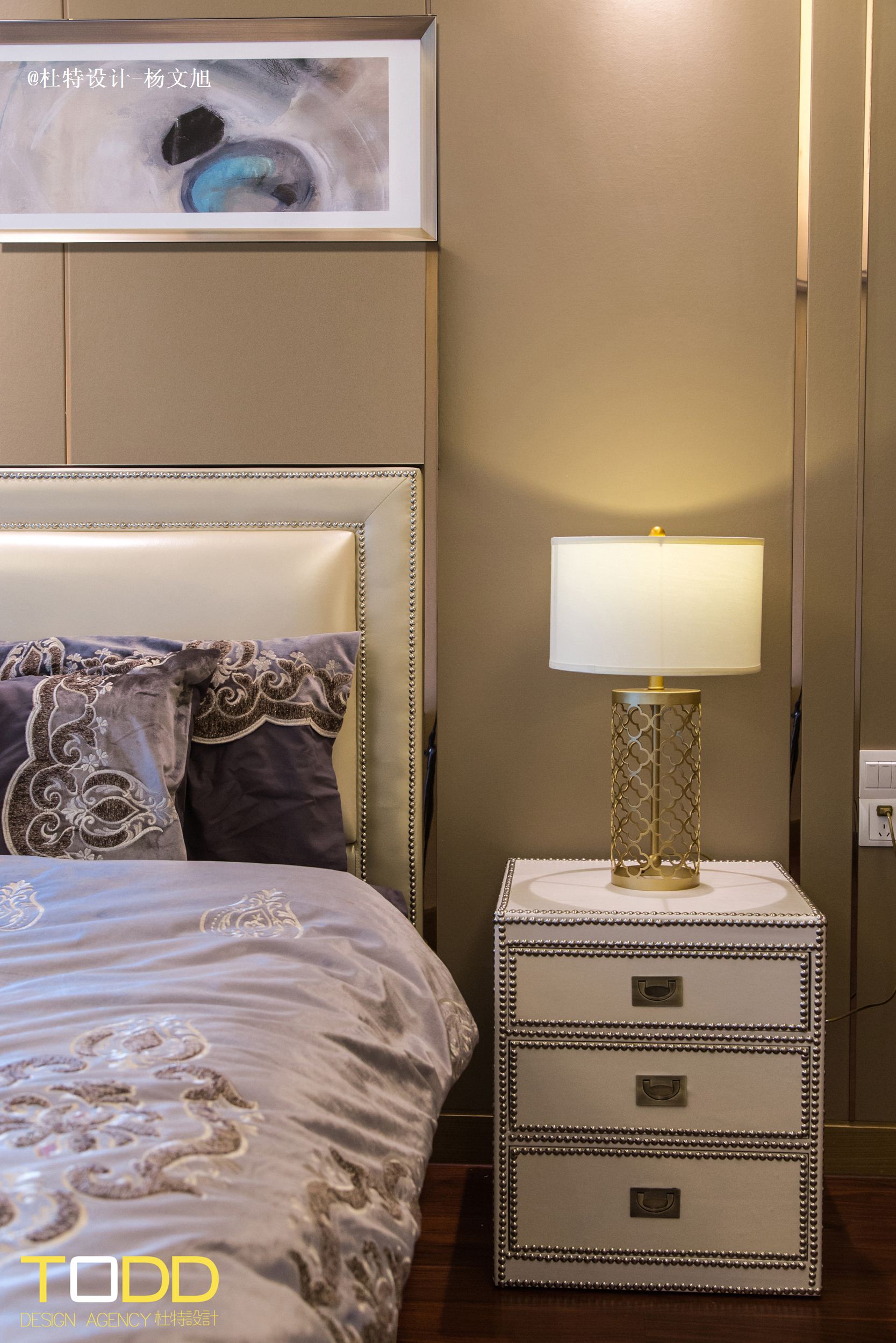 卧室 床头背景墙 床头柜 台灯 卧室图片来自Say_cgo在杜特设计-《轻奢物语》的分享