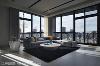居高临下一览城市风景的客厅空间，俞佳宏设计师藉由现代美学风格的家具陈设，和谐里外调性，互为衬托加乘。