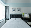 卧室延续了简约时尚的现代风格，整体色调以蓝白为主，搭配墙上的现代挂画，简约而不简单，定制的高档皮质床，舒适而不失质感。