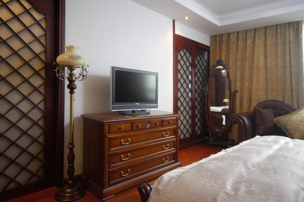 卧室图片来自西安峰光无限装饰在万达公馆三居230平法式风格的分享