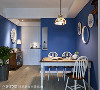 墙面以蓝白跳色展现乡村风格的休闲感，而大量的留白则为设计师送给屋主未来变换摆饰、置放回忆的随性空间。