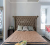卧室延续了整体风格的精致，颇有质感的美式实木双人大床，搭配粉灰色床品，浪漫满分。