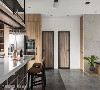 巧妙利用异材质地坪划分客厅与餐厨区，让空间既开放又能保有各自领域性。
