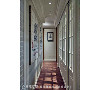 串联公私领域的廊道，一旁起居室采白色木格拉门，让廊道藉此引入大量阳光，行经便能感受日照的暖意。