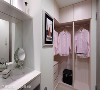 狭小的更衣室里利用L型衣柜设计，让空间里的每一处都转化为绝佳的机能运用。