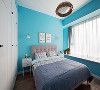 主卧墙面颜色用了青蓝色，和白色的大衣柜相互映衬，整体色调很搭，不那么单调。
