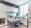 纯白基底中，以蓝色壁面和家俬做点缀，打造清爽干净的料理空间。