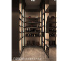 鞋柜层板采斜面设计，并于柜内安装光源照映，提升对象精致质感。