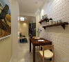 在客餐厅部分，影视墙与餐厅背景墙采用白色的文化砖，沙发背景墙采用红黄相间的条纹壁纸