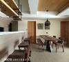 木门与部分的天花以暖色调及木质元素表现，创造餐吧空间的温馨质感。