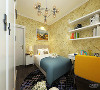 卧室部分采用暖黄色的花纹壁纸，整个空间营造一种温馨的感觉。
    整个空间设计舒适沉稳，简约中带有大气。