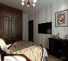 卧室采用美式国王床与墙纸做搭配，墙面的挂画调节空间的视觉感，衣帽间，白色木质家具，采用暖色照片墙做搭配，适合对温馨生活喜欢的客户。