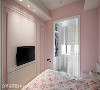 电视墙利用线板做为装饰元素，形成白与粉色的配色方式，注入一丝优雅古典气息。