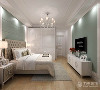 卧室床头背景墙与客厅相呼应，也是灰蓝色的硬包，颜色干净明朗的床品，温暖的灯光，营造了一个温馨的休息空间。