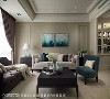 客厅以灰阶色调铺陈，并以简单的线板增加华丽感，再搭配蓝色软件使视觉上更加活泼。