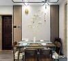 餐厅纯粹自然，餐桌椅的颜色与墙面的颜色相称。在加上墙面上的装饰品，在吃饭时，倍感温馨。