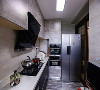 厨房地面与墙面铺贴不同灰色的瓷砖，搭配简约的定制橱柜，整体干净简洁。