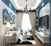客厅整体色调明亮，大胆，色彩清新，清爽。乳胶漆采用蓝白相间靓丽。沙发和茶几极具亲和力的田园风情及柔和的色调的搭配，更突显了地中海风格的特点。