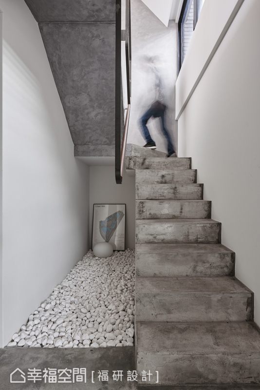 三居 跃层 楼梯图片来自幸福空间在139平鱼之乐的分享