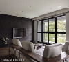 富亿空间设计以窗景为主角，让屋主坐在沙发时，就能享受绿意的视野。