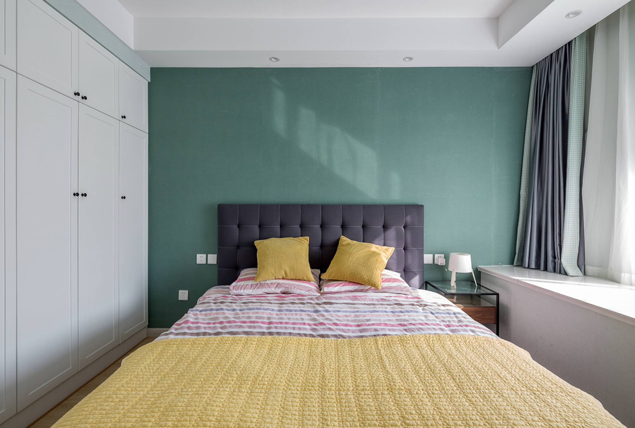 简约 别墅 混搭 三居 收纳 80后 小资 卧室图片来自重庆优家馆装饰在蓝色氛围中的怀旧意念的分享