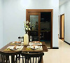 淡蓝色的背景墙清爽简约，尽可能少的家具使得餐厅空间感十足，设计简约的实木餐桌椅兼具现代与古朴。